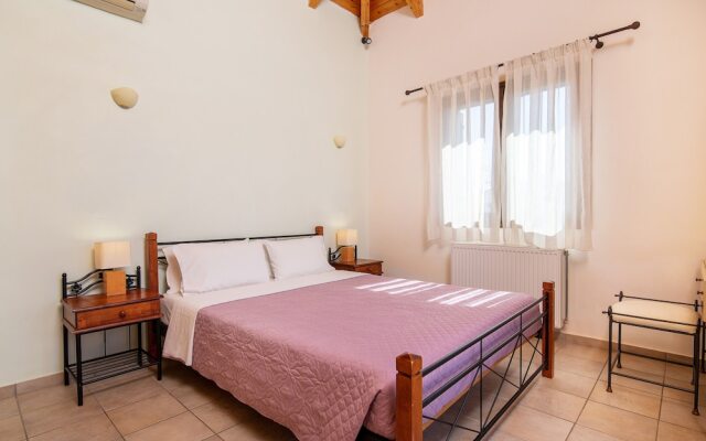 Superior 2-brm Villa, Ideal Locale,300m From Beach