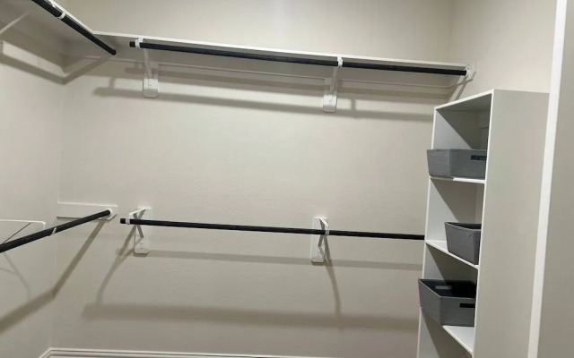 Balmoral Lakeside 5br 4ba House