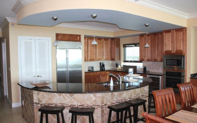 Mustique 1002 by ALBVR