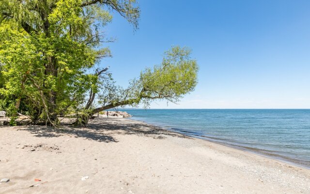 GLOBALSTAY. Modern Lake Ontario Townhomes