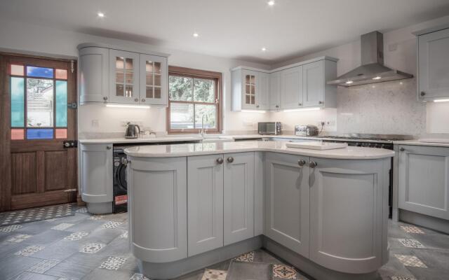 Pendeilo Villa - 5 Bedroom Holiday Home - Amroth