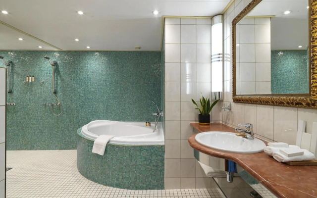 Sunborn London
