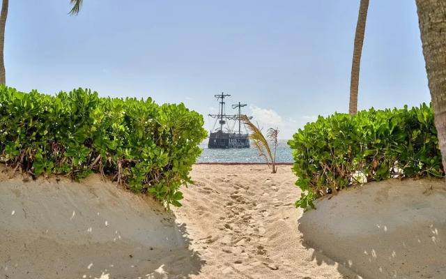 Luxury Beach Condo With Ocean Views Bh-302