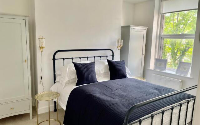 Seaview flat with balcony, spacious 2 bedroom