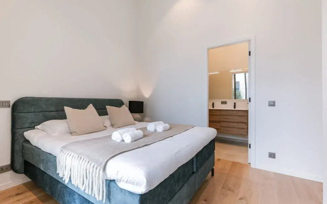 Serene Dikefront Apartment With en Suite Bedrooms and Stunning Views