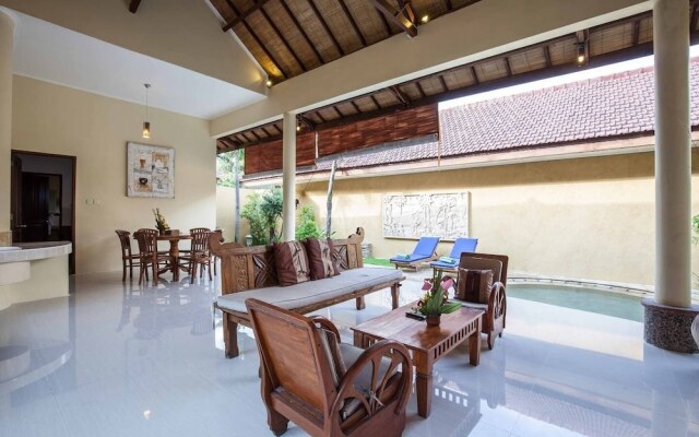 9-BR Private Pool Villa Walk to Seminyak Beach