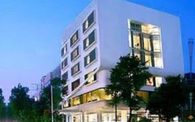 MaxOneHotels Premier Melawai