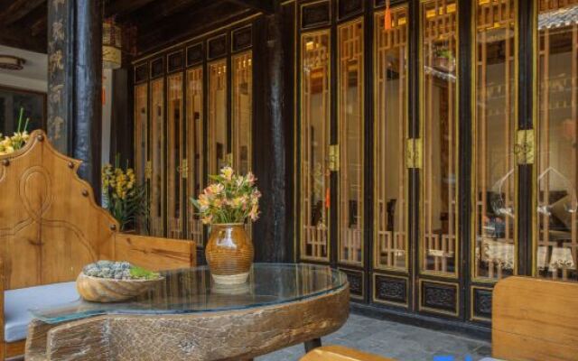 Yiyuan Snow Mountain View Courtyard Inn (Lijiang ancient city mufu branch)