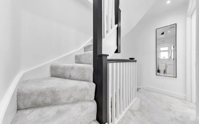 Spacious 4BR Home in Brentford, Free Parking