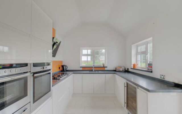 Beautiful 3-bed House in the Hamlet of Ham Green