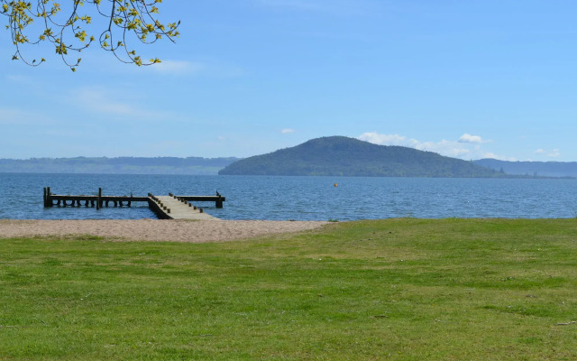 Cedarwood Lakeside Motel & Conference Venue
