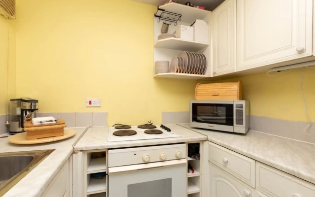 1 Bedroom Light Studio Flat In Surrey Quays