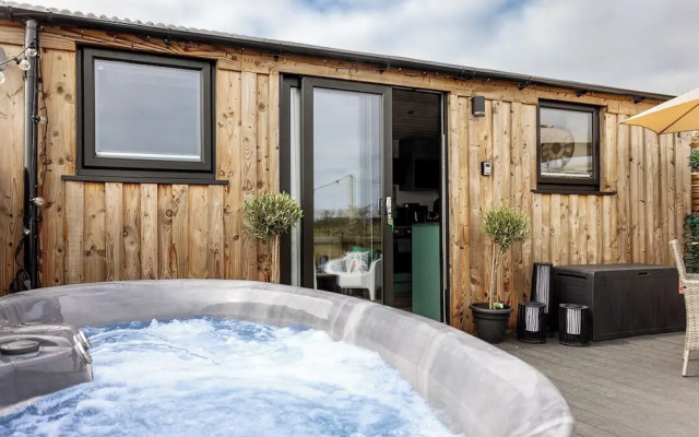 Willows Rest - 1 Bed Shepherd's Hut - Pentlepoir