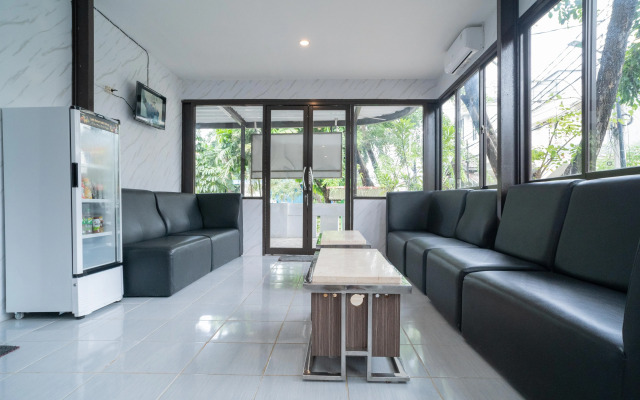 RedDoorz Plus near ITC Cempaka Mas 2