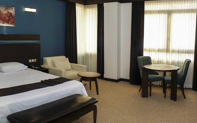 Eskan Alvand Hotel