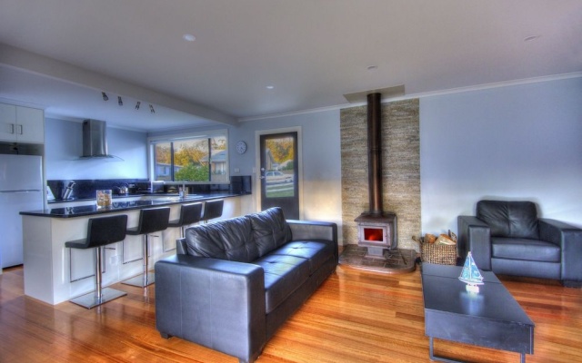 Muirs Beach Retreat – Guest Rooms – Coles Bay