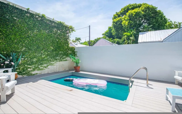 New Rose Retreat - Pool Parking