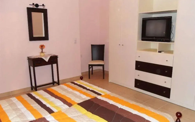 Omorfi Poli Holiday Apartment