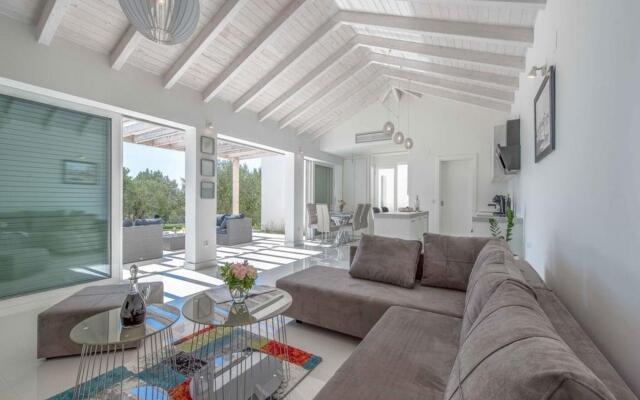 Luxurious Villa in Debeljak with Swimming Pool