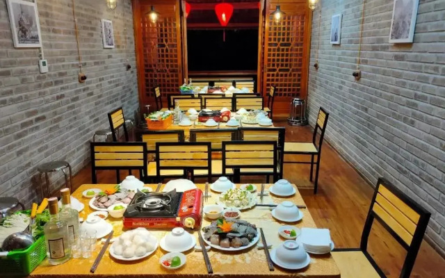 Ethnic House Lounge Bar & Hostel