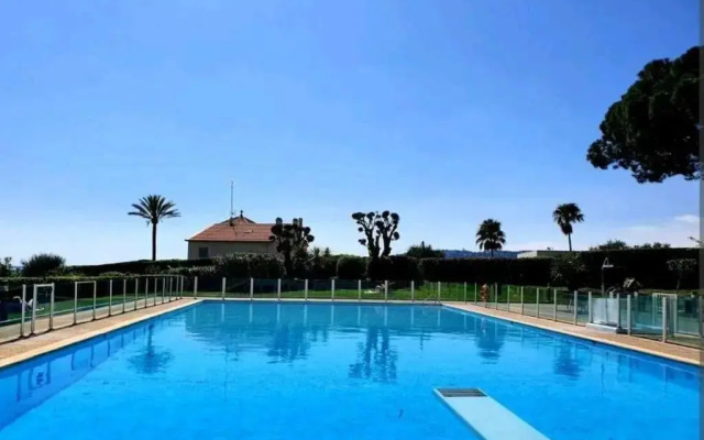 Spacieux F2 climatisé vue mer, piscine et parking