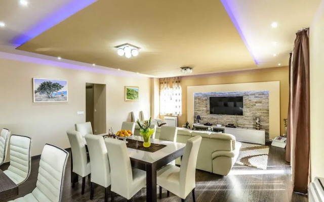 Villa Pave - Six-bedroom Villa With Terrace and Swimming Pool