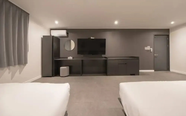 Workers Hotel Daejeon by Aank