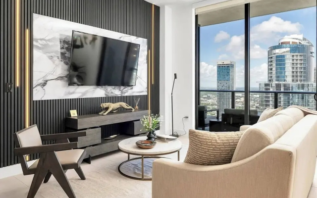 Luxury 1BR Penthouse, Bay & City Views Downtown