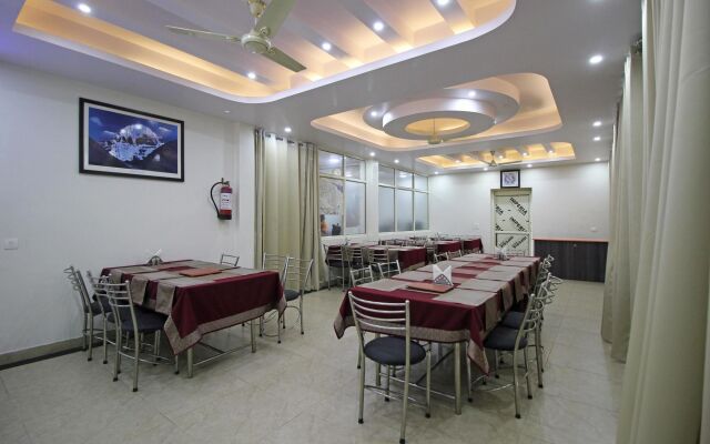 OYO 4756 Hotel Apple Inn
