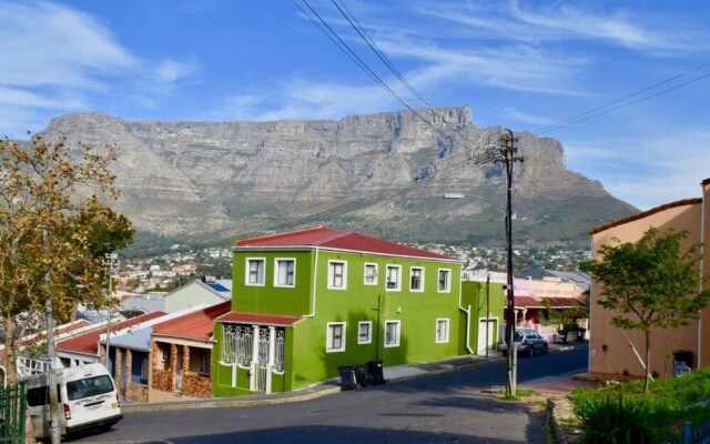 Central Victorian House With Table Mountain View