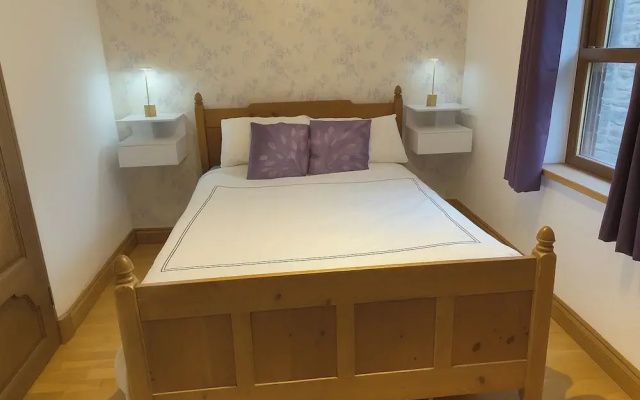 Sleeps 4 - Old Farmhouse - Near Pendle Hill