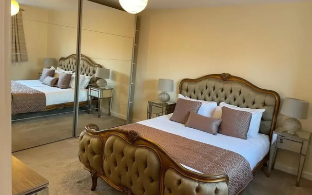10 Guests - 5 Bedrooms - Free Parking - Lux House