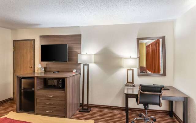 Econo Lodge Inn & Suites