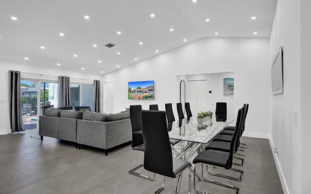 6BR Oasis with Heated Pool & Gameroom
