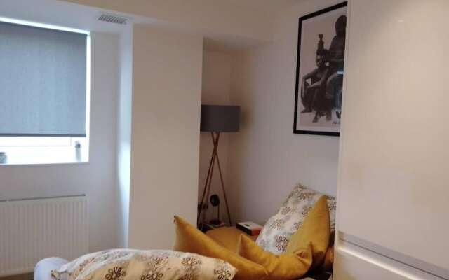 Whole Apartment 5mins to East Croydon & Concierge