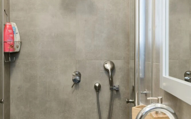 Rothschild Chic Studio