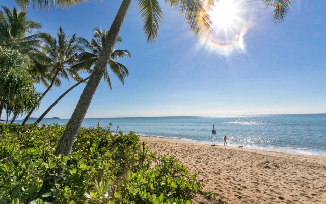 Beachfront Bliss 3-bedroom Apartment with Sea View 4
