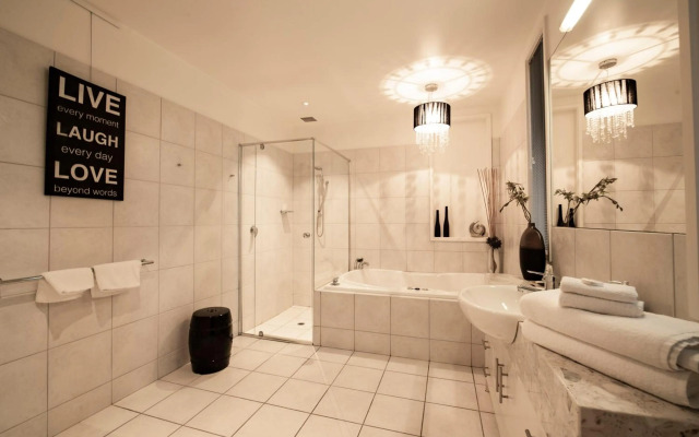 Cowes Luxury Beachfront Apartment - Phillip Island