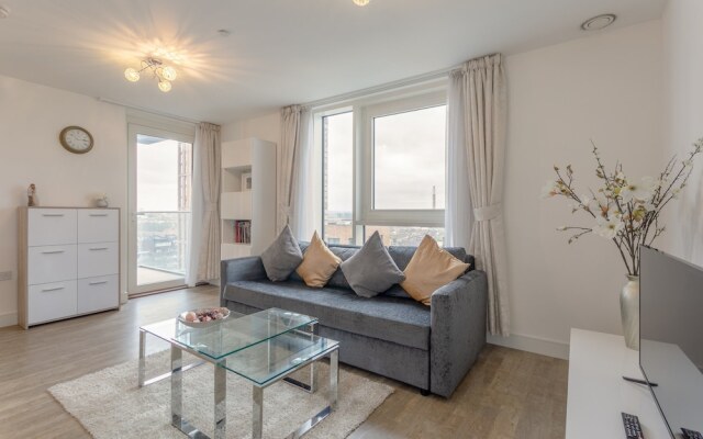 1 Bedroom Flat in Surrey Quays With Balcony