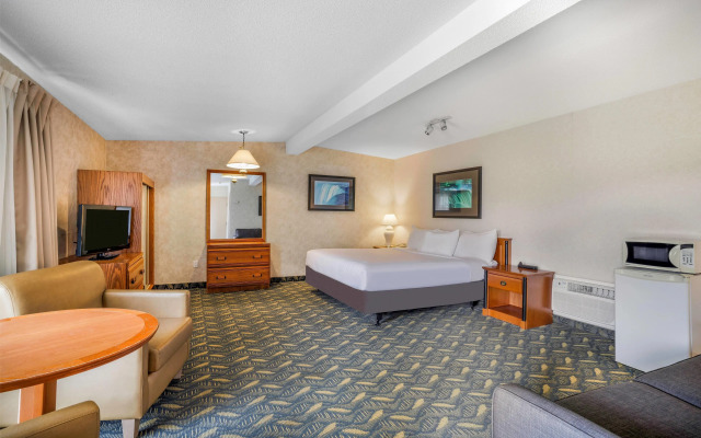 Travelodge by Wyndham Niagara Falls at the Falls