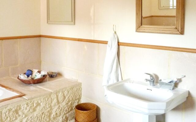 House With 6 Bedrooms in Montignac-charente, With Private Pool, Enclos