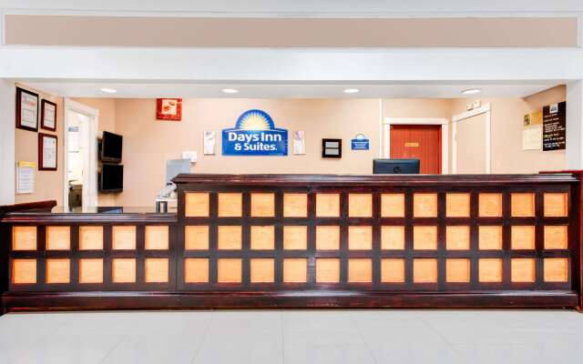 Days Inn & Suites by Wyndham Laredo