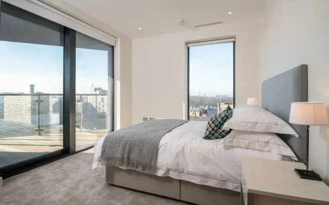 Modern Family Home close to Victoria Station