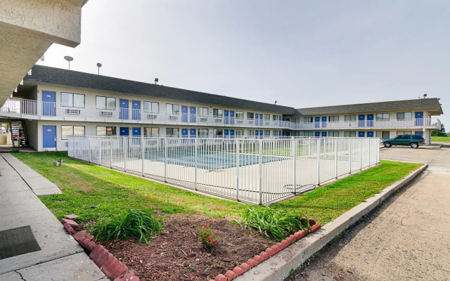 Motel 6 Topeka Northwest