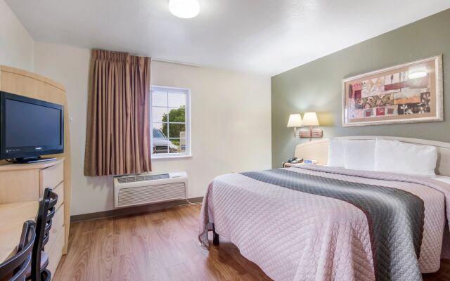 HomeTowne Studios & Suites by Red Roof Bentonville