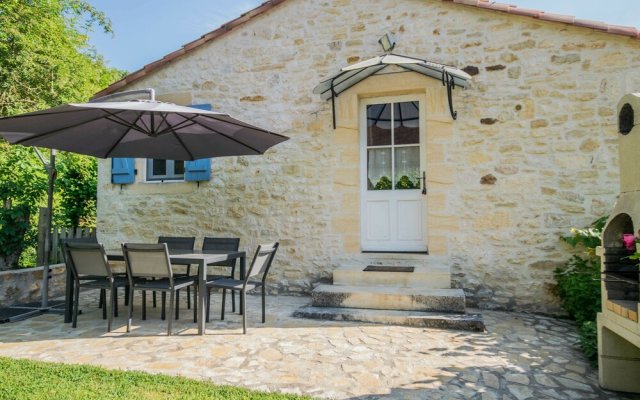 Peaceful Holiday Home Saint-Martin-le-Redon with Pool