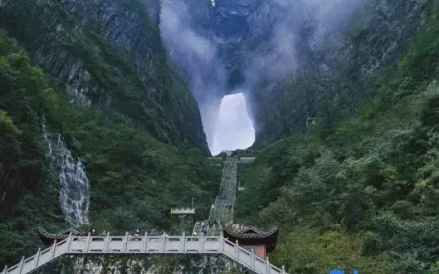 Universal Intelligent Homestay (Tianmen Mountain Cableway Store)