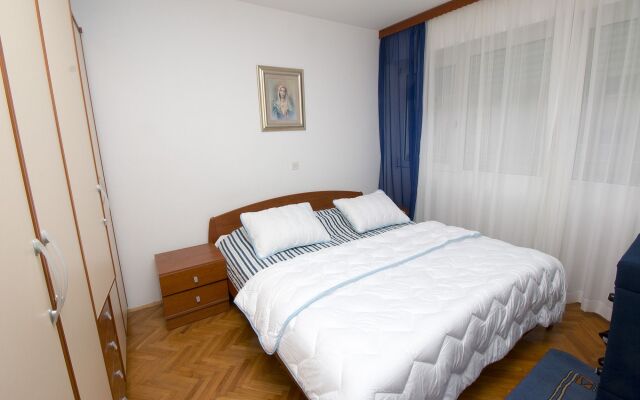 Apartment Jerko - 200 m from beach: A1 Omis, Riviera Omis