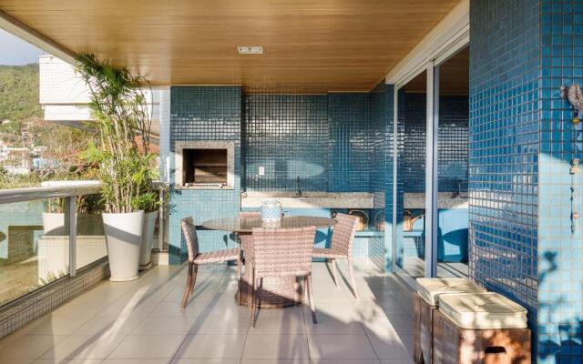 Apartamento com 4 suítes pé na areia