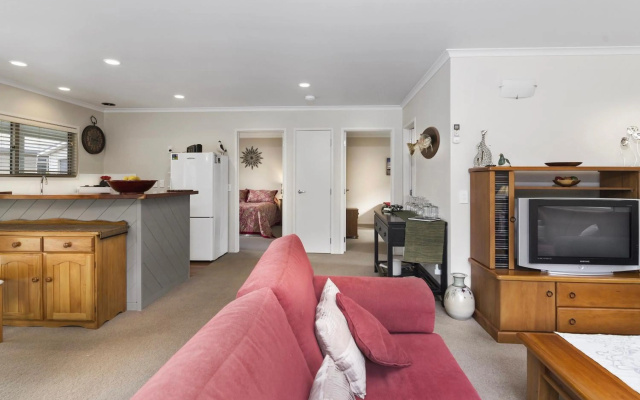 Rainbow Cottage - Lake Tarawera Cottage – Guest Rooms – Lake Okareka